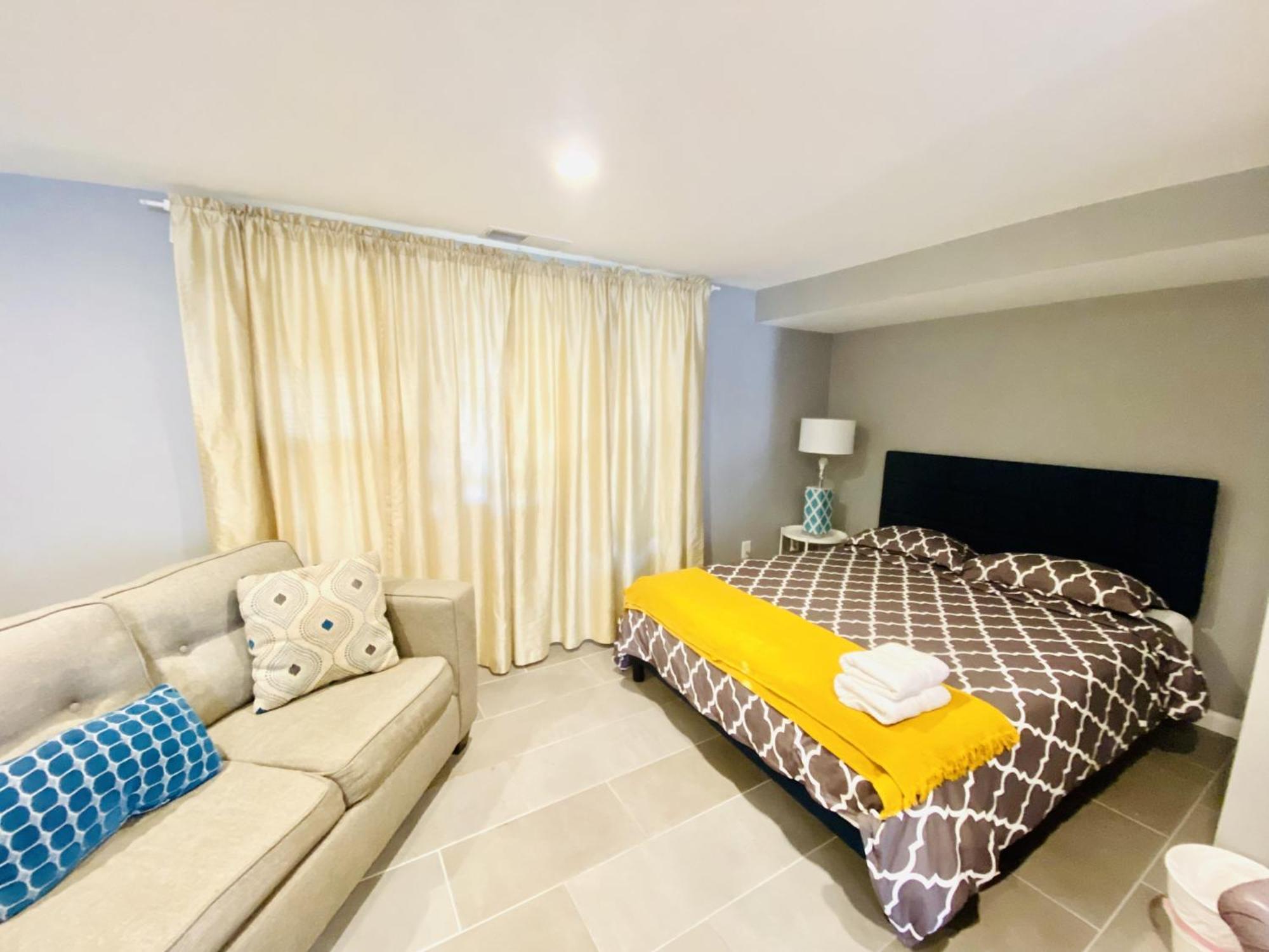Tuscany 2900 - Classic Italian Style 3br W Parking Near Airport Apartment Philadelphia